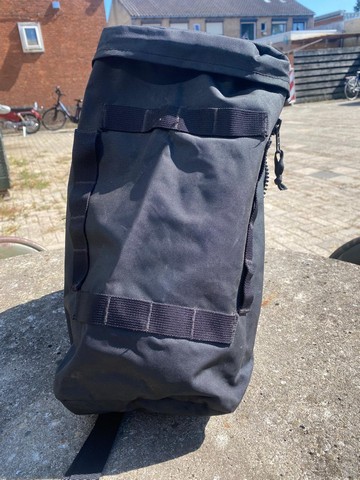 zijtas rugzak Arwy zwart met schouderstrap